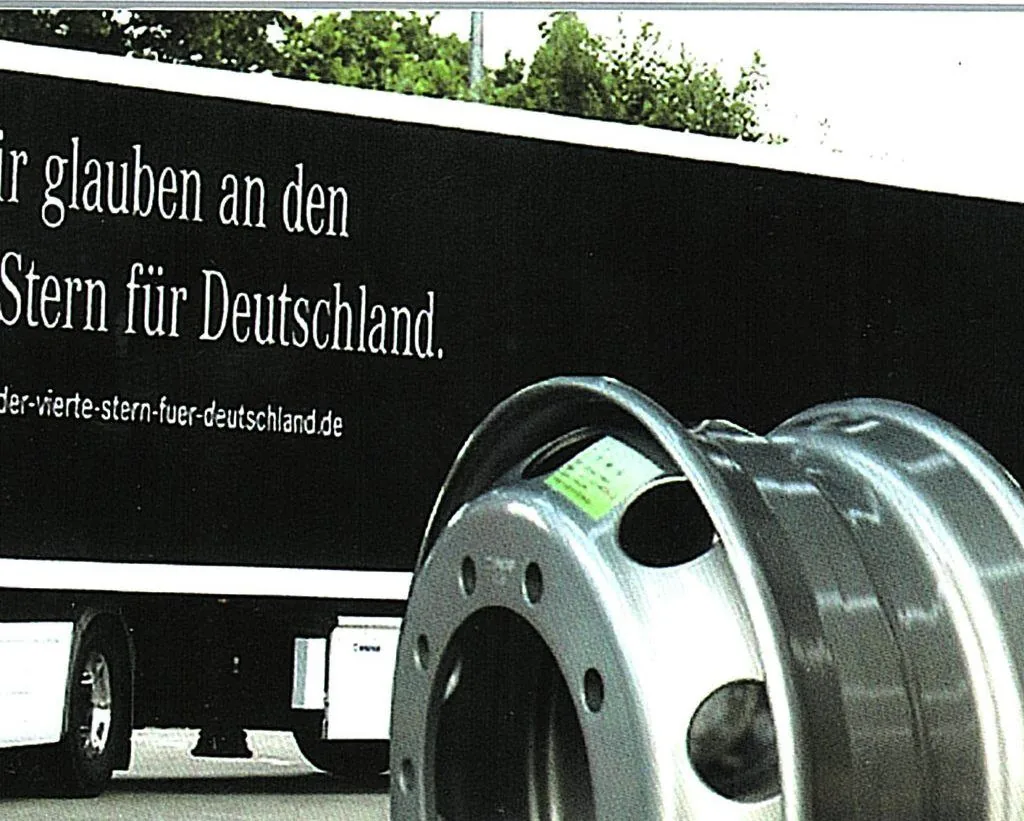 Finished tubeless steel truck wheel with one-piece 15° drop-centre rim